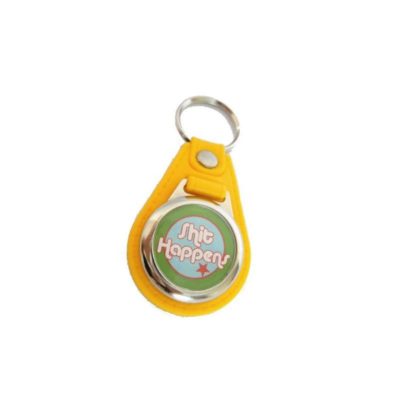 Porte clé NN PRODUCTS SHIT HAPPENS cuir jaune avec emblème